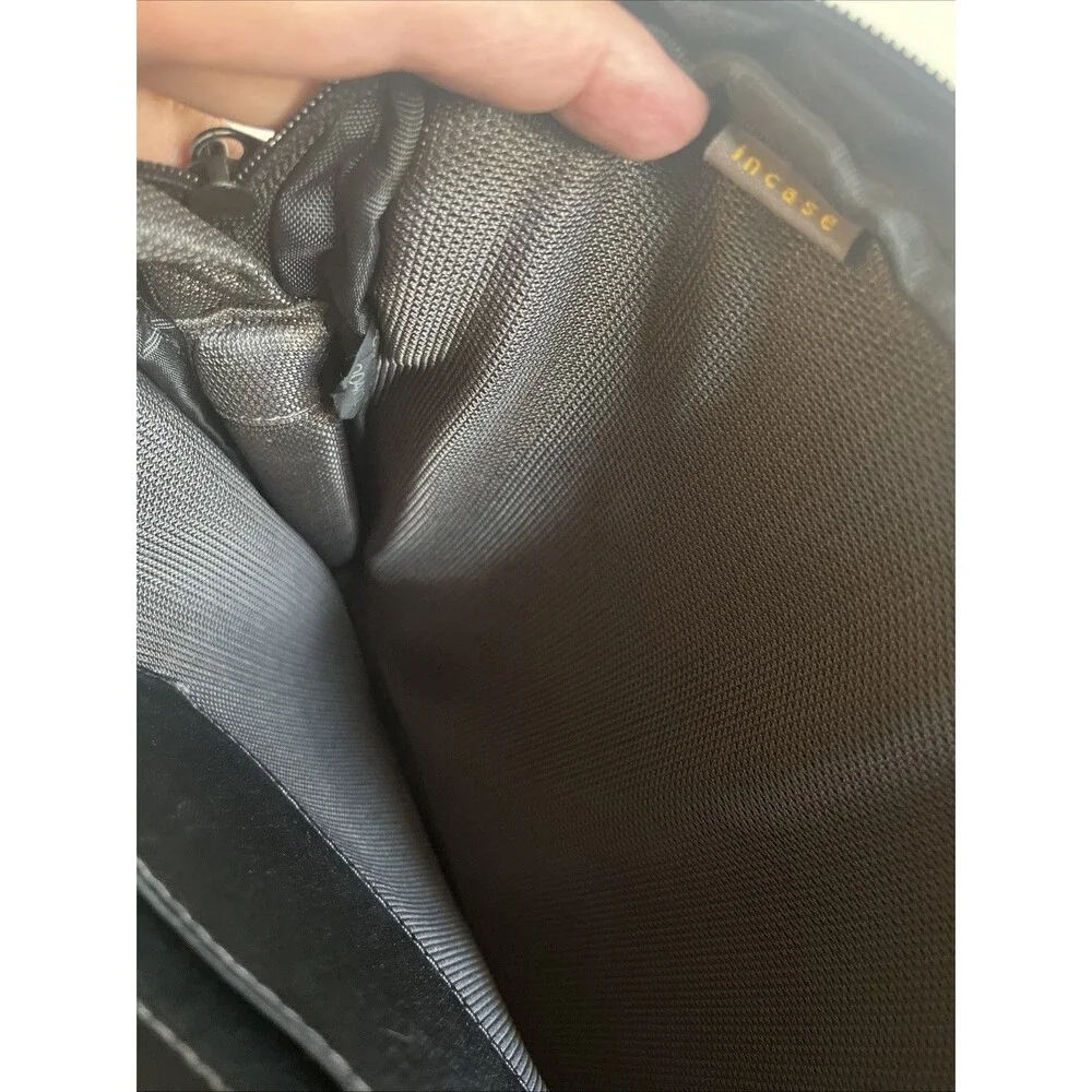 Incase Tablet Computer Bag Black Padded Slim Case Strap Handles Fits 11 Inch